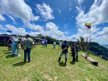 Guías preparan a turistas para un recorrido en la Sierra de la Macarena.