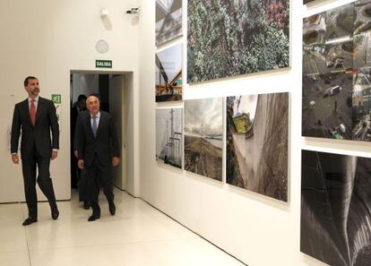 El Príncipe de Asturias, durante la inauguración de la exposición "60 miradas a Ferrovial", acompañado por el presidente de la constructora, Rafael del Pino