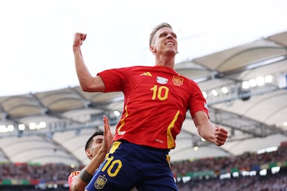 Dani Olmo celebra el gol con el que España ha abierto el marcador en la segunda parte. 