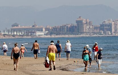 Varias personas, en la playa de la Malvarrosa el viernes.