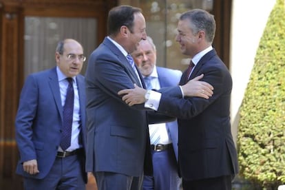 Saludo entre el lehendakari, Iñigo Urkullu, y el presidente de La Rioja, Pedro Sanz.