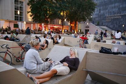 Joves relaxats al Museumsquartier, un complex de museus, cafès i restaurants a Viena (Àustria).