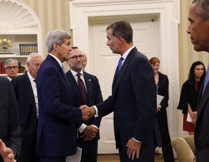 El Rey Felipe VI es saludado por el secretario de Estado de Estados Unidos, John Kerry, en el Despacho Oval.