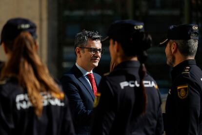 Félix Bolaños saluda a varios agentes de Policía Nacional este miércoles durante su visita a la Oficina de Denuncias y Atención a la Mujer de Valencia.