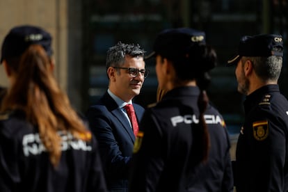 Félix Bolaños saluda a varios agentes de Policía Nacional este miércoles durante su visita a la Oficina de Denuncias y Atención a la Mujer de Valencia.