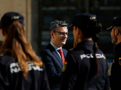 Félix Bolaños saluda a varios agentes de Policía Nacional este miércoles durante su visita a la Oficina de Denuncias y Atención a la Mujer de Valencia.