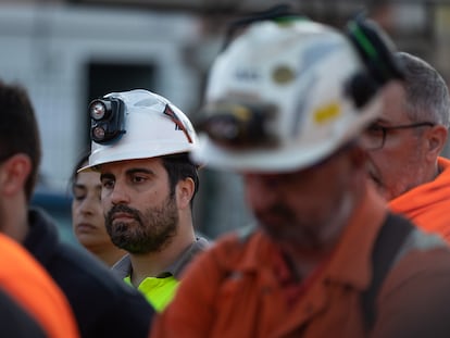 Trabajadores de la compañía ICL Iberia, agrupados en la puerta de la mina de potasa de Súria tras un desprendimiento que causó tres víctimas mortales, este jueves.