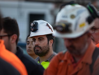 Trabajadores de la compañía ICL Iberia, agrupados en la puerta de la mina de potasa de Súria tras un desprendimiento que causó tres víctimas mortales, este jueves.