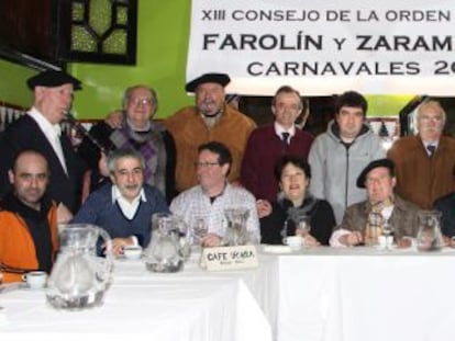 De pie de izquierda a derecha: Mikel Bilbao, Luis Angel Castresana, K-Toño y Jose Mari Amantes, portavoz de la comparsa Moskotarrak
