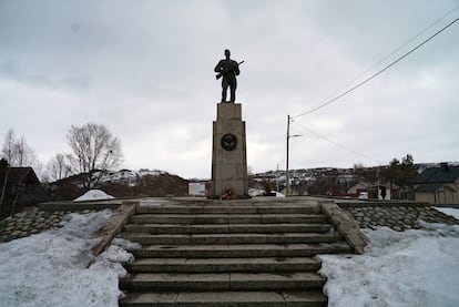 Monumento conmemorativo de la liberación soviética, el 22 de abril en Kirkenes.