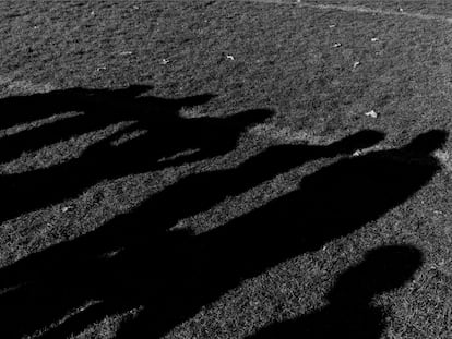 Las sombras de adolescentes guatemaltecos mientras posan para una foto de grupo durante un reciente partido de fútbol de fin de semana.