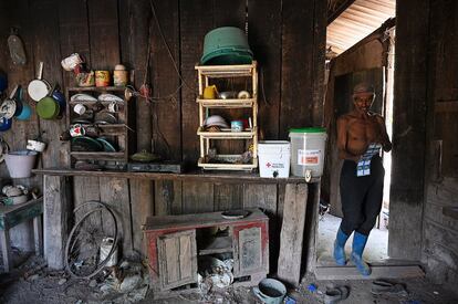 Orlando Chávez, en la cocina de su casa luego de la jornada de trabajo en la recolección de racimos de palma africana. La embajadora estadounidense ante la ONU, Linda Thomas-Greenfield, indicó que según las proyecciones actuales "millones de familias simplemente no podrán alimentarse" este año.