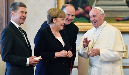 El papa Francisco ríe con la canciller alemana, Angela Merkel.