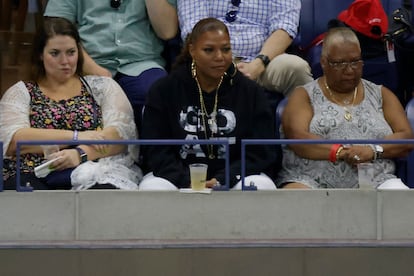 La actriz Queen Latifah (en el centro) observa el partido de Serena Williams y Danka Kovinic. En la camiseta de la actriz se lee la palabra GOAT, la abreviatura en inglés de 'Great Of All Times', la mejor de todos los tiempos.