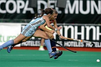 Raquel Huertas y la argentina Giselle Kañevsky pelean por la pelota.