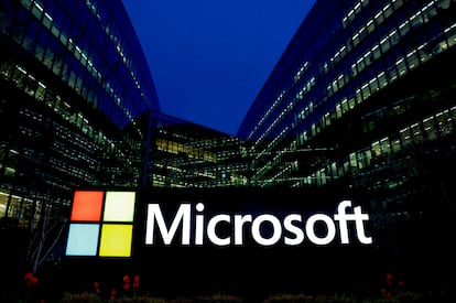 El logo de Microsoft en la sede francesa de la tecnológica en Issy-les-Moulineaux, cerca de París.