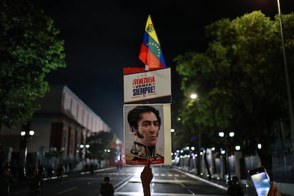 Una pancarta con la imagen de Simón Bolívar después de las elecciones presidenciales en Venezuela