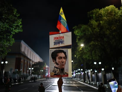 Una pancarta con la imagen de Simón Bolívar después de las elecciones presidenciales en Venezuela