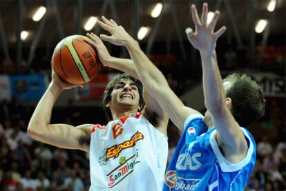 Ricky entra a canasta durante un partido del Eurobasket 2009 frente a Grecia.