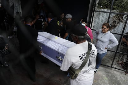 Familiares y amigos de los migrantes fallecidos descargan de la carroza fúnebre el féretro de Matthew Alexander.