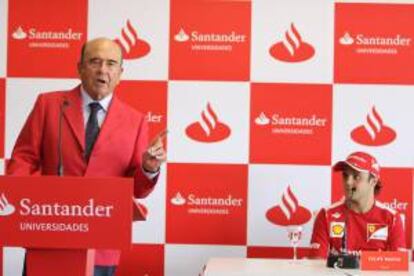 El presidente del Banco Santander, Emilio Botín (i), habla este viermes junto al piloto brasileño de la escudería Ferrari de Fórmula Uno, Felipe Massa (d), en Sao Paulo (Brasil), durante la ceremonia de entrega de becas internacionales de estudios del programa Fórmula Santander para universitarios brasileños.