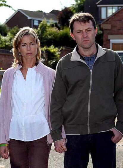 Kate y Gerry McCann, ayer a la puerta de su casa.