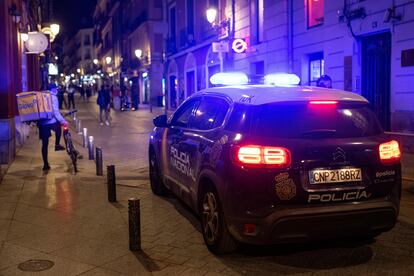 Una patrulla de la Policía Nacionalpor la, s calles de Madrid para controlar los aforos y el distanciamiento social en la zona de bares de copas.