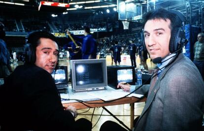 Epi siguió unido al baloncesto. Tras años siendo el protagonista se pasó al otro lado de las cámaras como comentarista televisivo. En la imagen, con Sixto M. Serrano (izq.) narrador de Sportmanía.