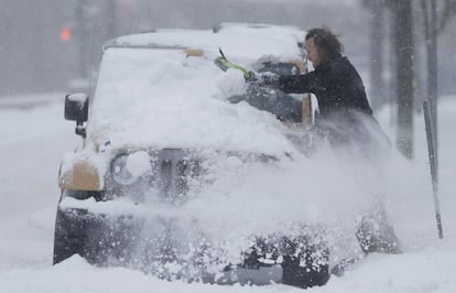 Un se&ntilde;or limpia la nieve acumulada en el parabrisas de su veh&iacute;culo en Denver, Colorado. 