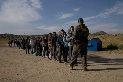 Migrants in Jacumba (California) after crossing the border from Mexico, on May 15.
