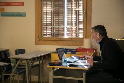 Un profesor de la escuela Pia Balmes de Barcelona da clase a sus alumnos confinados, a través del ordenador desde el aula.