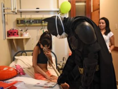 Desde hace cuatro años, este superhéroe anónimo se disfraza cada viernes para ir al hospital de niños de la ciudad argentina.