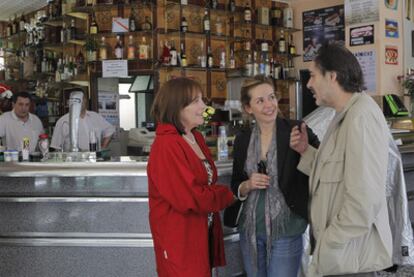 Carmen Maura, María Adánez y Santiago Ramos, durante el rodaje de <i>5ª B Escalera Derecha.</i>