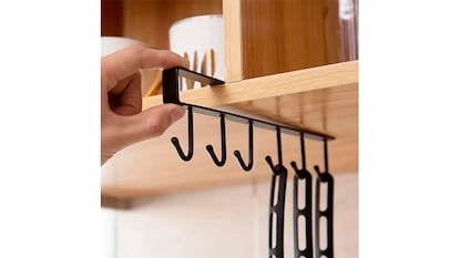 Básicos de cocina sobre fondo blanco.