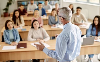 Profesor imparte clase