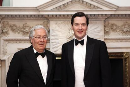 Mervyn King, gobernador del Banco de Inglaterra, junto al canciller del Exchequer, George Osborne, el pasado junio en Londres.