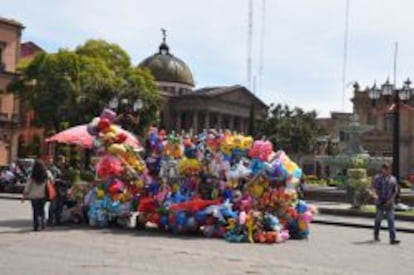 La animada plaza de los Fundadores, en el centro histórico de San Luis.