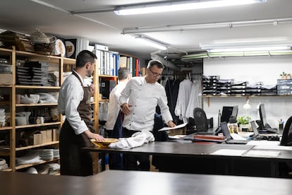 Mateu Casañas (centro de la imagen), arranca su jornada en el restaurante Disfrutar. 