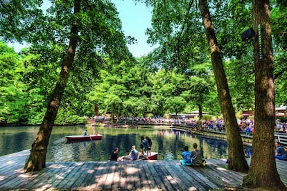 Embarcadero junto al café Am Neuen See, en el parque Tiergarten, en el centro de Berlín.