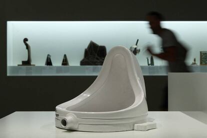 "Fuente", de Duchamp, una de las obras incluidas en la exposición "Duchamp, Man Ray, Picabia" en el MNAC de Barcelona