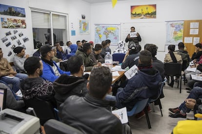 Inmigrantes asisten a una clase de español en el centro de Cepaim. El Ejido.