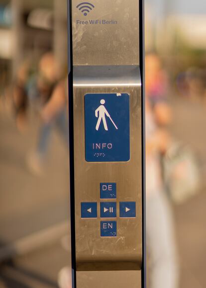 Un punto de información para discapacitados visuales en el metro de Berlín. 
