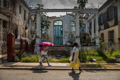 Varias mujeres pasan junto a las ruinas de un inmueble en el barrio de Vedado, en La Habana. Los grandes edificios eran la residencia de las familias ricas cuando "la Revolución triunfó", en 1959. La mayoría de los contrarios al comunismo los abandonaron y se fueron a Miami.