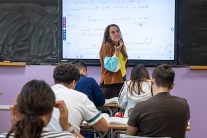 Un aula  con jóvenes estudiantes de bachillerato durante una clase en el Instituto público Serpis de Valencia.