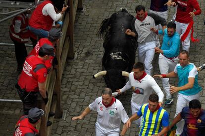 Los toros de la ganaderia salmantina de Puerto de San Lorenzo han protagonizado el primer encierro de estos Sanfermines 2018.  



 / AFP PHOTO / JOSE JORDAN