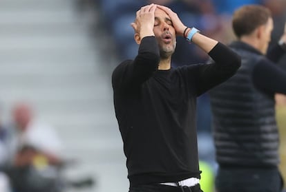 Josep Guardiola, entrenador del Manchester City, se lamenta tras una ocasión de su equipo.