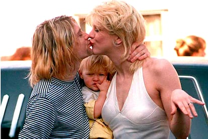 Kurt Cobain y Courtney Love, una de las parejas más polémicas de la historia de la música, llegando a los MTV Music Awards acompañados de su hija Frances Bean. Era el año 1992. Kurt confesó en varias ocasiones estar agobiado por lo mediática que era su relación con la cantante de Hole.