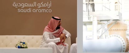 Un empleado de Aramco en el puesto de la compañía en una feria en Baréin.