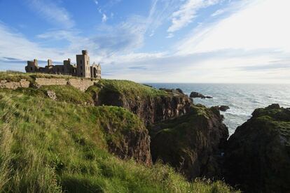 Escocia tiene casi tantas leyendas sobre fantasmas como castillos se levantan en sus verdes territorios. Por ejemplo, el semiderruido Eileen Donan Castle (cuyo fantasma es español), la fortaleza de Gamis Castle y su leyenda de la mujer sin lengua, o el fantasma de Cruden Bay, que permanece en las ruinas del castillo de Slains (en la foto).