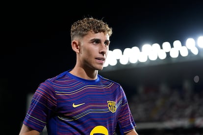 Fermin López, durante el calentamiento del partido entre el Barcelona y el Rayo Vallecano este domingo.